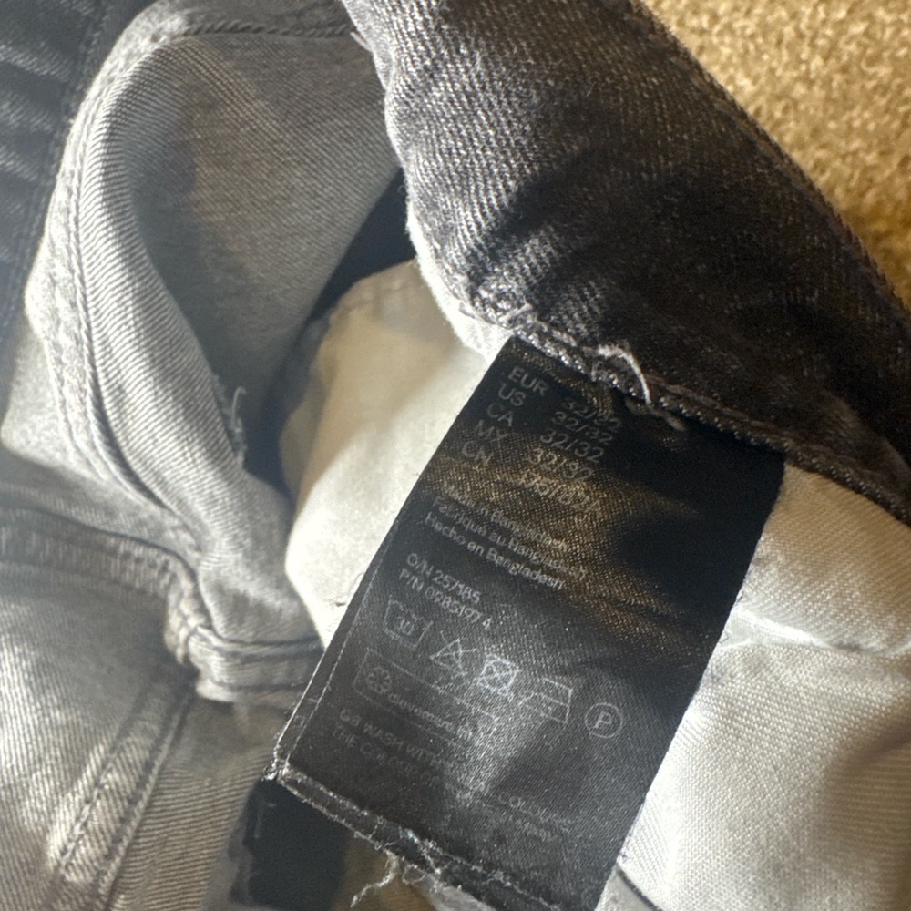 Classic H&M Slim Coupe Etroite skinny jeans in a black faded wash. - Picture 4 of 4